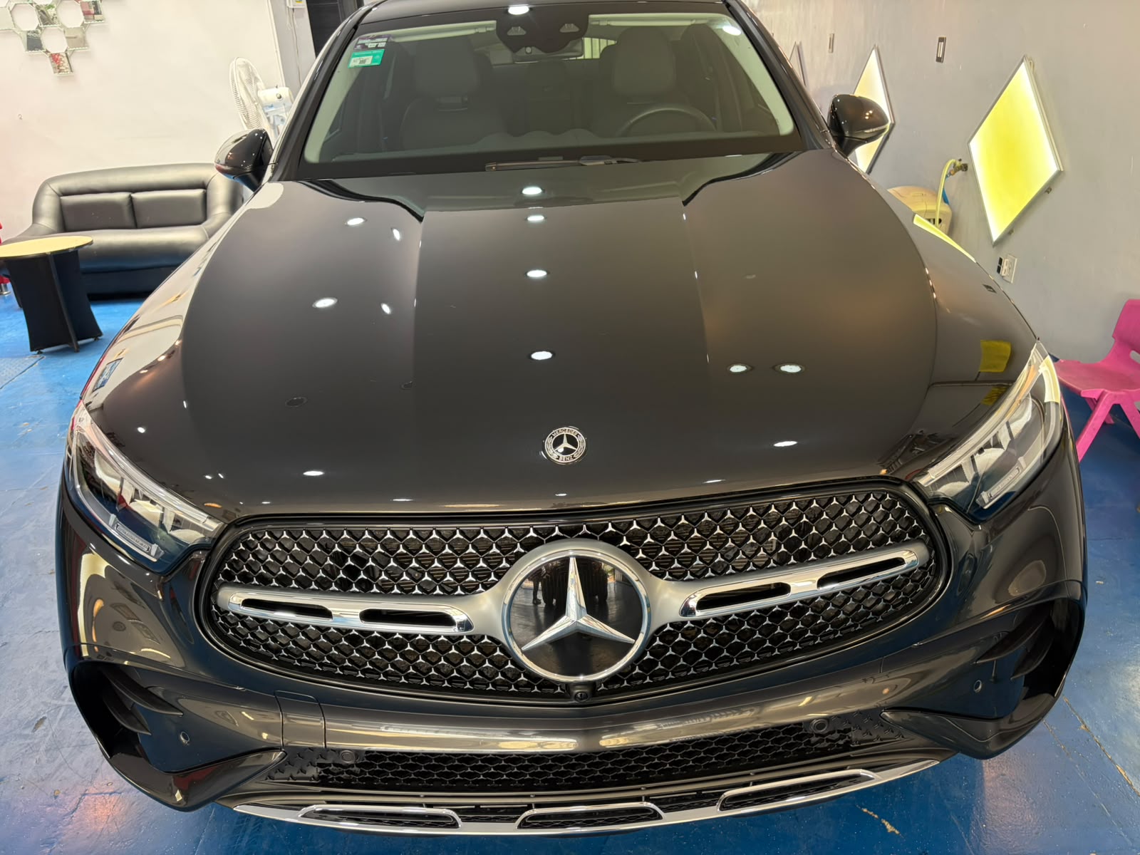 Detalle de pulido automotriz y aplicación de recubrimiento cerámico