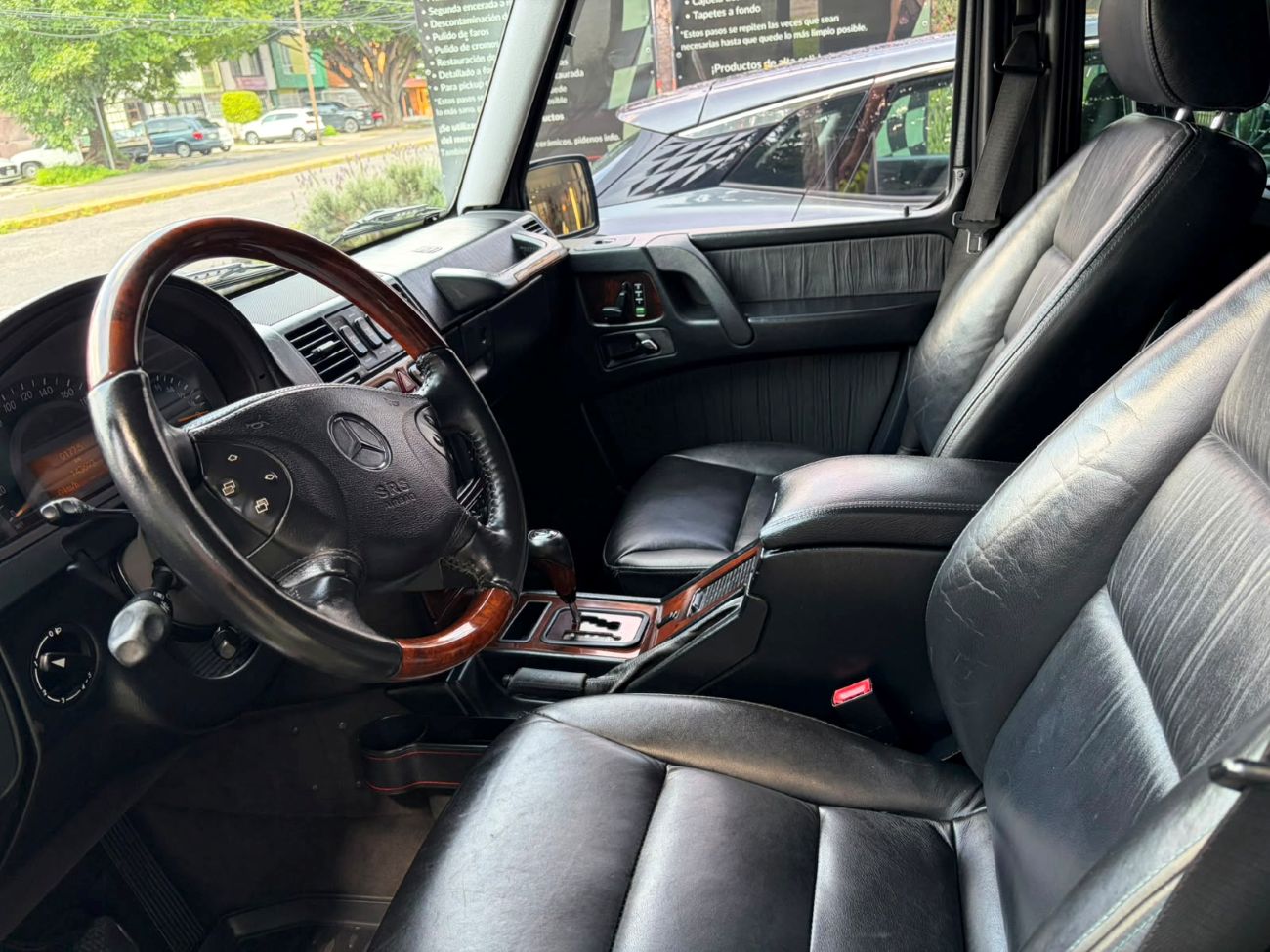 Restauración profunda de interior y asientos en auto de lujo