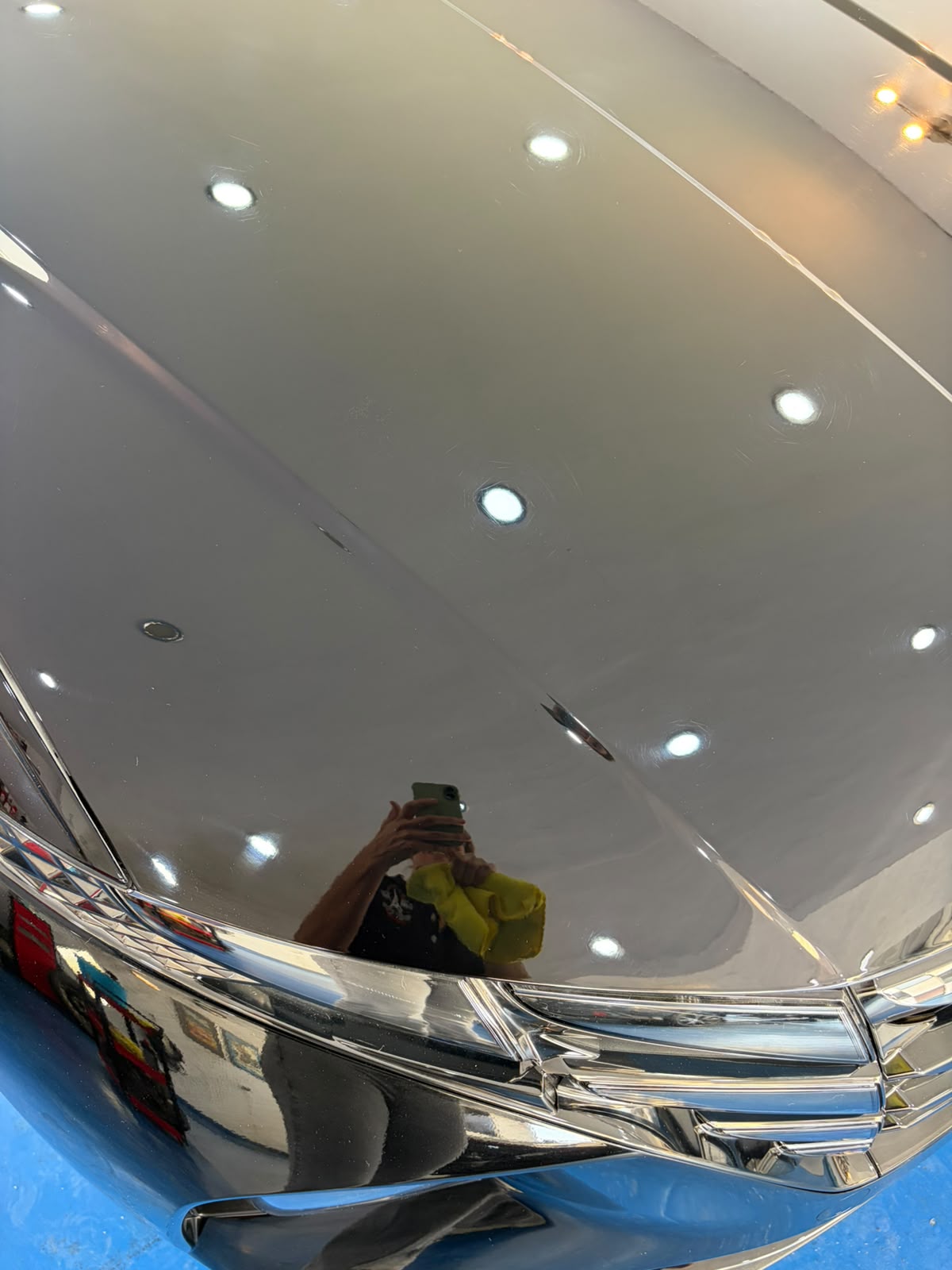 Reflejo tipo espejo perfecto en pintura de automóvil detallado