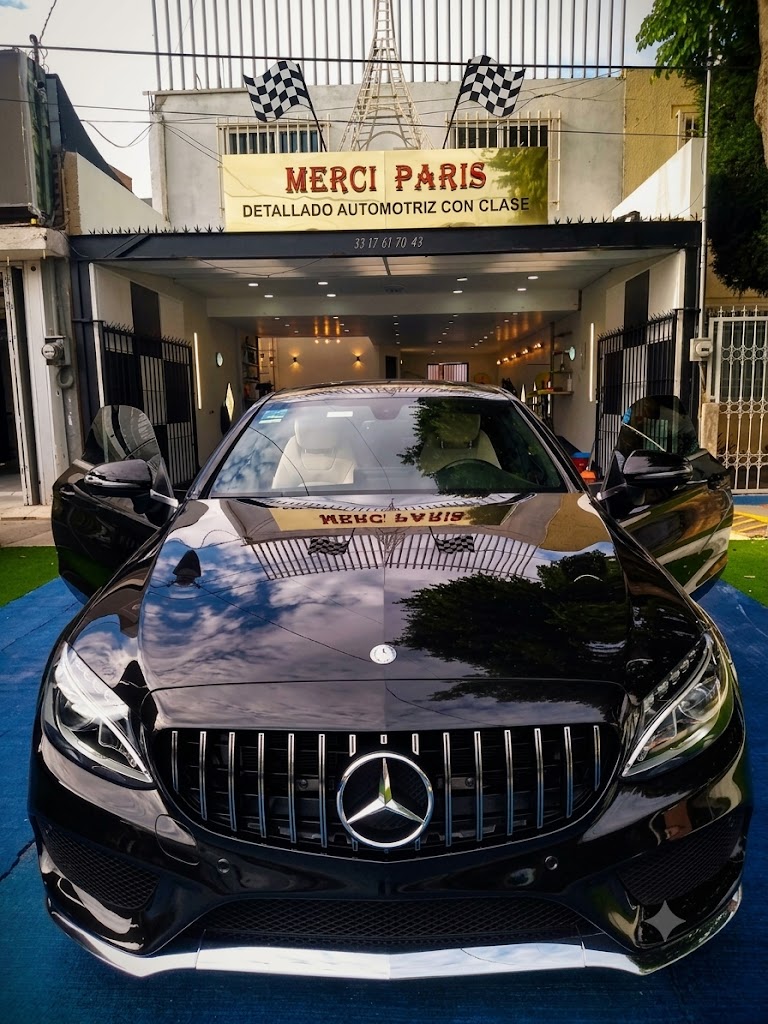 Vehículo de lujo con detallado automotriz premium y tratamiento cerámico